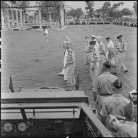 Le général Masson, représentant le général Cogny, et M. Huu Tri, gouverneur du Nord-Vietnam, accompagnés du général Van, général de l'Armée nationale vietnamienne, passent les blindés en revue.