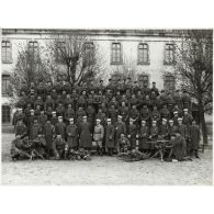 Photographie de groupe du 21e régiment de tirailleurs algériens en 1933.