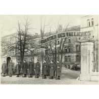 Le 39e régiment d'artillerie de région fortifiée (39e RARF) devant le quartier des Vallières dans les années 1930.