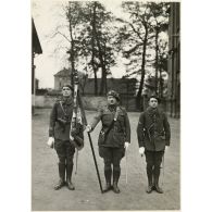 Photographie du drapeau du 39e RARF et sa garde au quartier des Vallières dans les années 1930.