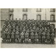 Photographie de groupe des officiers du 39e RARF au quartier des Vallières.