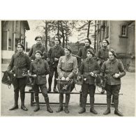 Photographie de groupe des musiciens du 39e RARF au quartier des Vallières.