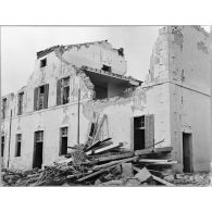 Bâtiments militaires après le séisme d'Orléansville et Ténès.