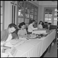 Groupe de femmes travaillant pour le laboratoire de l'armée.