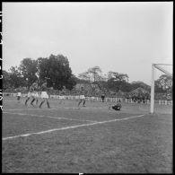 Match de football opposant l'équipe du Nord-Vietnam à celle de la Suède au stade Mangin.
