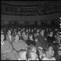Spectateurs venus assister à la séance donnée par les PIM au théâtre municipal d'Hanoï.