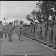 Lors de la fête de la saint Christophe, le général Cogny, commandant en chef des FTNV (forces terrestres du Nord-Vietnam), passe en revue  les détachements d'honneur.