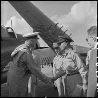 Le général Lambe (à gauche), commandant en chef des forces navales britanniques dans le sud-est asiatique, et un officier supérieur de l'Armée nationale vietnamienne, se serrent la main sur un des aérodromes d'Hanoï.