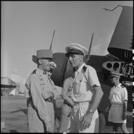Le général Masson, adjoint au commandant en chef des FTNV (forces terrestres du Nord-Vietnam), et l'amiral Auboyneau, commandant des forces maritimes d'Extrême-Orient, discutent sur le tarmac d'un aérodrome d'Hanoï.