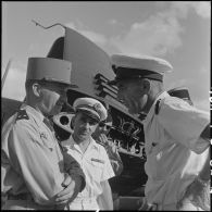 Le général Masson, adjoint au commandant en chef des FTNV (forces terrestres du Nord-Vietnam), et l'amiral Auboyneau, commandant des forces maritimes d'Extrême-Orient, discutent sur le tarmac d'un aérodrome d'Hanoï.