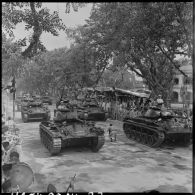 Les chars M24 Chaffee du 1er régiment de chasseurs passent devant la tribune officielle à l'occasion de la Fête de Jeanne d'Arc.
