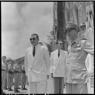 M. Compain, délégué général pour le Nord-Vietnam du haut-commissaire de France au Vietnam, et le général Van sur le parvis de la cathédrale Saint-Joseph.