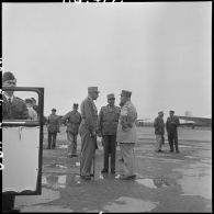 Le général Blanc, le général Cogny et le général Langlade sur l'aérodrome de Bach Mai.