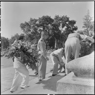 Dépôt de gerbes de fleurs au pied du monument aux morts lors de la commémoration de l'appel du 18 juin à Hanoï.