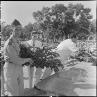 Dépôt de gerbes de fleurs au pied du monument aux morts lors de la commémoration de l'appel du 18 juin à Hanoï.