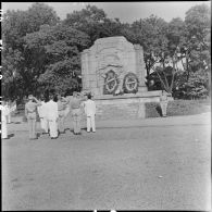 Personnalités civiles et militaires devant le monument aux morts lors de la commémoration de l'appel du 18 juin à Hanoï.