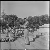 Discours d'une autorité militaire au pied du monument aux morts lors de la commémoration de l'appel du 18 juin à Hanoï.