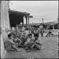 Soldats indochinois et leur armement sur un quai de la gare d'Hanoï.