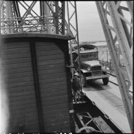 Train et camion passant sur le pont Paul-Doumer (aujourd'hui Long Biên).