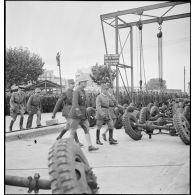 Le réarmement de l'armée française : remise des chaînes de montage de matériels aux autorités françaises par les Américains.