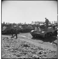 Le réarmement de l'armée française : livraison de véhicules et de blindés aux unités françaises.