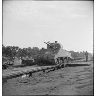 En gare de Boufarik, un char moyen Sherman M4 A4 américain, destiné au 5e RCA (régiment de chasseurs d'Afrique) de la 1re DB (division blindée), est embarqué sur un wagon porte-chars.