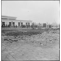 Cratère causé par l'explosion d'une bombe sur un quai du port d'Alger lors du bombardement allemand de la nuit du 18 au 19 avril 1943.