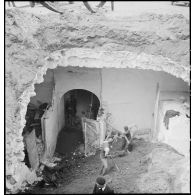 Des civils déblaient les gravats d'un cratère causé par l'explosion d'une bombe sur le boulevard de la République à Alger lors du bombardement allemand de la nuit du 18 au 19 avril 1943.