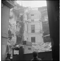 Destructions et dégâts occasionnés aux habitations de la place du Gouvernement d'Alger par le bombardement allemand de la nuit du 18 au 19 avril 1943.