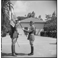 Cérémonie de remise de drapeau à l'EMPNA (Ecole militaire préparatoire nord-africaine) d'Hammam-Righa.