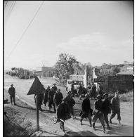 Des prisonniers italiens, derniers défenseurs de Bizerte, sont escortés par des soldats du CFA (Corps franc d'Afrique).