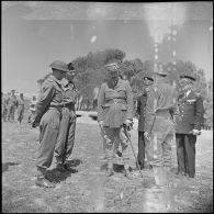 La campagne de Tunisie : visite du général d'armée Henri Giraud auprès des troupes qui ont libéré Bizerte.