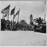 La campagne de Tunisie : à Tunis, cérémonie célébrant la victoire alliée.