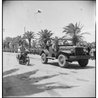 Défilé d'une autorité anglo-saxonne à bord d'un Dodge T214 lors de la cérémonie célébrant la victoire alliée à l'issue de la campagne de Tunisie.