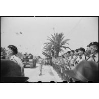 Défilé d'un escadron de chars britanniques Churchill lors de la cérémonie célébrant la victoire alliée à l'issue de la campagne de Tunisie. Sur les rangs, des canons lourds de 7,2 mm de la 19e batterie du 56e régiment royal d'artillerie lourde.