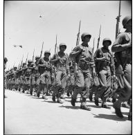 Défilé de soldats américains lors de la cérémonie célébrant la victoire alliée à l'issue de la campagne de Tunisie.