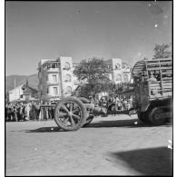 Canon et artilleurs du 65e RAA  (régiment d'artillerie d'Afrique), de retour à Blida après avoir participé à la campagne de Tunisie.