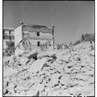 Dégâts causés à la caserne d'Orléans suite au bombardement des forces de l'Axe dans la nuit du 4 au 5 juin 1943.