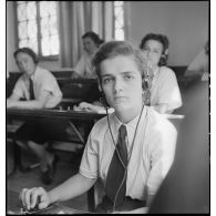 Portrait d'une élève stagiaire de l'école des transmissions des personnels féminins de l'armée de l'Air à Dellys, lors d'un cours pratique de TSF (télégraphie sans fil).