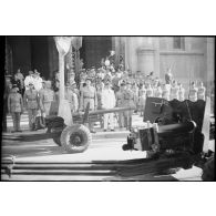 Sur le parvis de la cathédrale Saint-Vincent-de-Paul de Tunis, le général de Gaulle, co-président du CFLN (Comité français de la Libération nationale), assiste au défilé de troupes alliées ayant participé à la campagne de Tunisie. Ici, des canons antichars d'une unité d'artillerie.