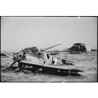 Sur l'aérodrome d'El-Aouina de Tunis, au premier plan l'épave d'un chasseur allemand Messerschmitt Bf 109 et au second, la carcasse d'un planeur de transport Messerschmitt Me-321 Gigant.
