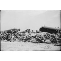Epaves et débris d'avions de transport allemands Junkers Ju-52 sur l'aérodrome d'El-Aouina de Tunis.
