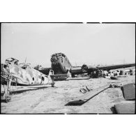 Epaves et débris d'appareils allemands, un chasseur Messerschmitt Bf 109 et un avion de transport Junkers Ju-52 sur l'aérodrome d'El-Aouina de Tunis.