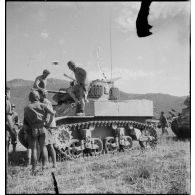 Equipage d'un char léger Stuart M5A1 du 3e RSAR (régiment de spahis algériens de reconnaissance) de la 3e DIA (division d'infanterie algérienne) qui participe à un entraînement du CEF (corps expéditionnaire français) dans la région de Batna.