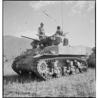 Equipage d'un char léger Stuart M5A1 du 3e RSAR (régiment de spahis algériens de reconnaissance) de la 3e DIA (division d'infanterie algérienne) qui participe à un entraînement du CEF (corps expéditionnaire français) dans la région de Batna.