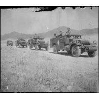 Scout-cars M3A1 du 3e RSAR en patrouille de reconnaissance lors d'une manoeuvre dans la région de Batna.
