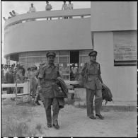 Les délégations de contrôle d'armistice arrivent à Hanoï.