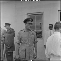 Officier de l'armée de l'Air canadien, membre des délégations de contrôle de l'armistice, sur la base aérienne de Gia Lam.