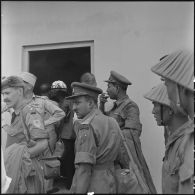 Des membres des délégations de contrôle de l'armistice à leur arrivée sur la base aérienne de Gia Lam.