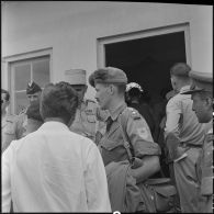 Des membres des délégations de contrôle de l'armistice arrivent sur la base aérienne de Gia Lam.